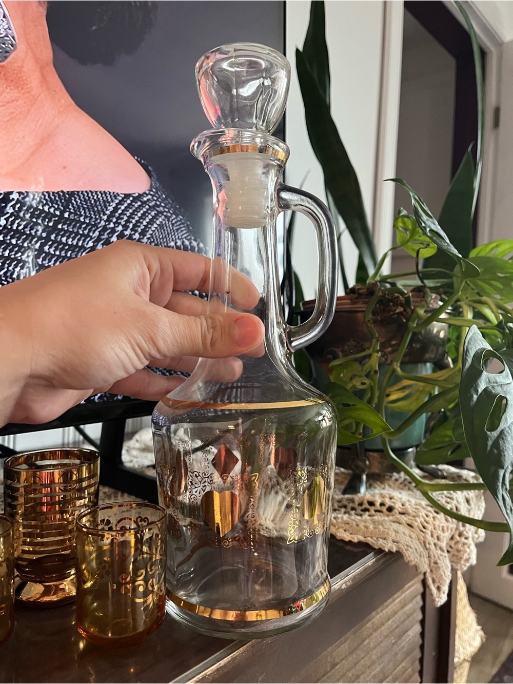 Vintage Clear Glass Decanter with Amber Shot Glasses set of 3 - Picture 3 of 10